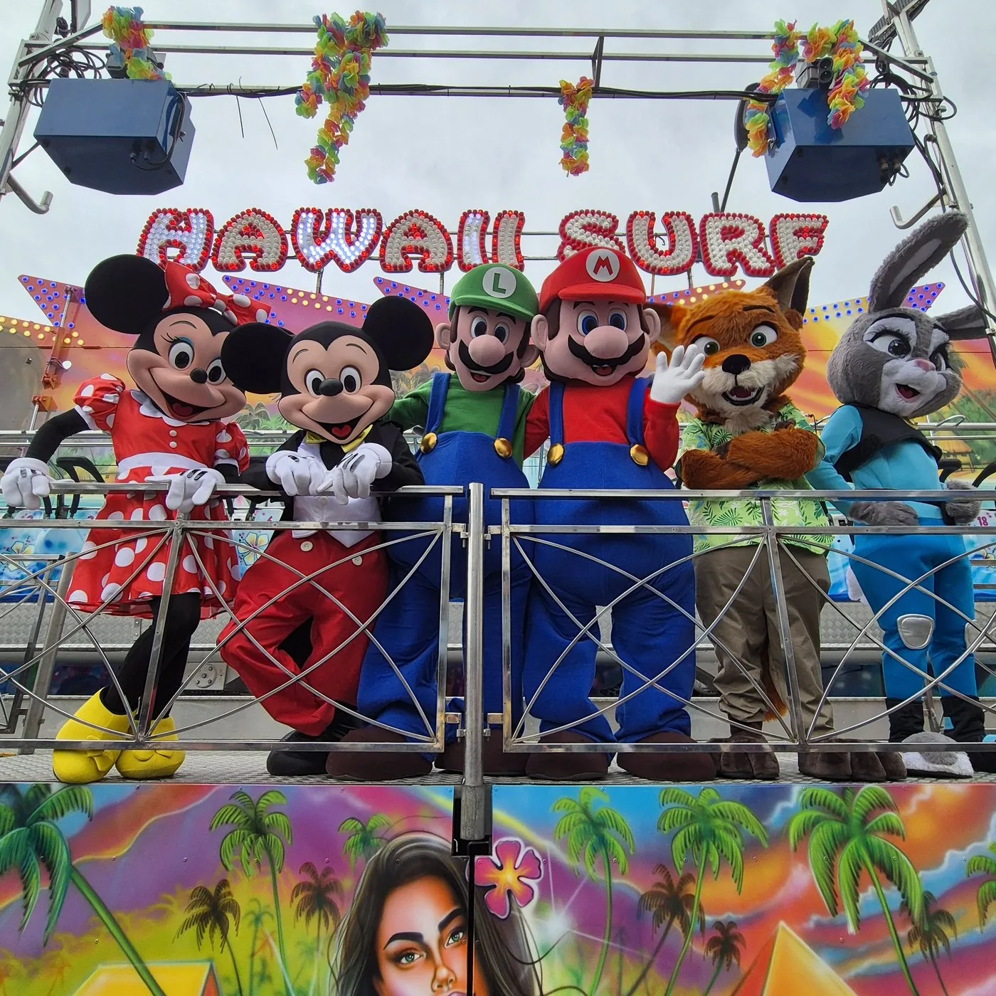Parade de mascottes professionnelles pour évènements en Bretagne : Mickey, Minnie, Mario, Luigi, Nick et Judy de Zootopie
